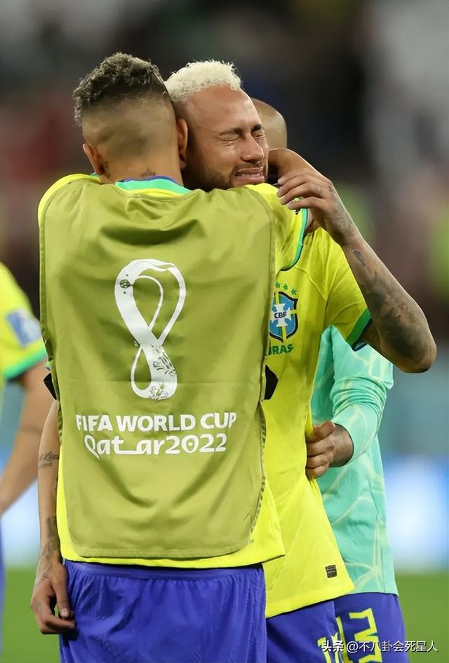 柳岩傲人的身材一直备受网友羡慕，吴尊模仿球星动作