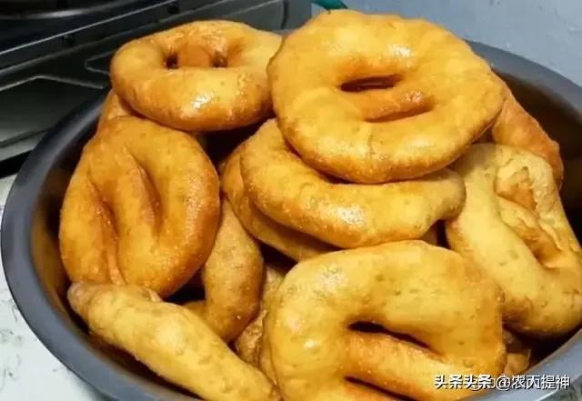 发的面没发起来怎么办，面没发好怎么办（炸出的油饼酥脆香醇）