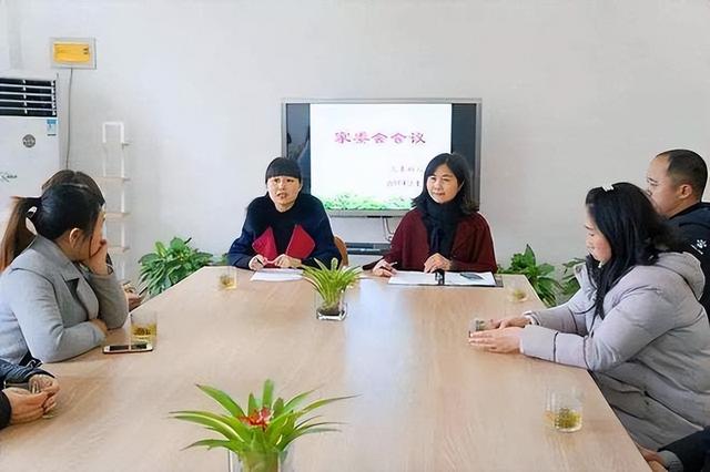 教室，教室布置图片墙面 有创意（小学家委会收取1.2万元翻新教室）