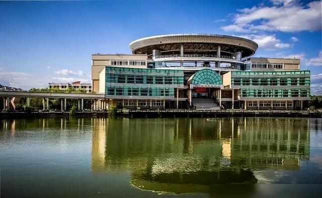 成都信息工程大学排名，成都信息工程大学是不是双一流大学（优势学科不相同）