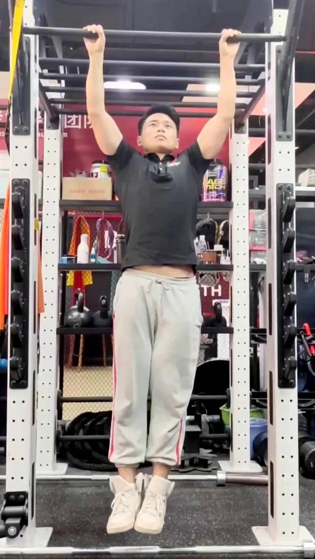 引体向上训练方法与技巧，引体向上标准动作和练习方法（引体向上，能搞定了）