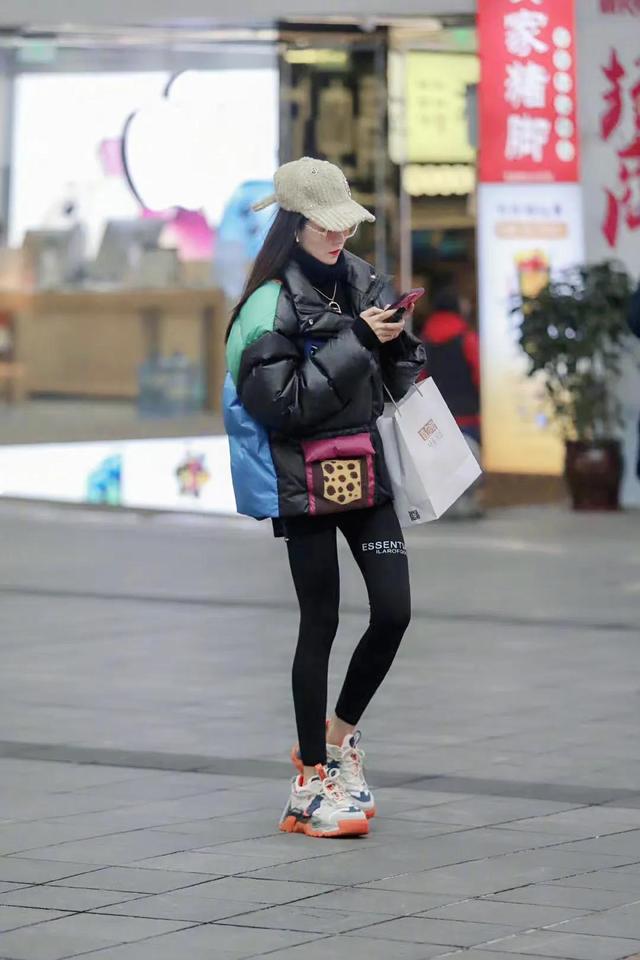 上胖下瘦的身材怎么搭配穿衣，上身胖下身瘦怎么穿衣搭配（下半身过夏”的穿法太显腿长）
