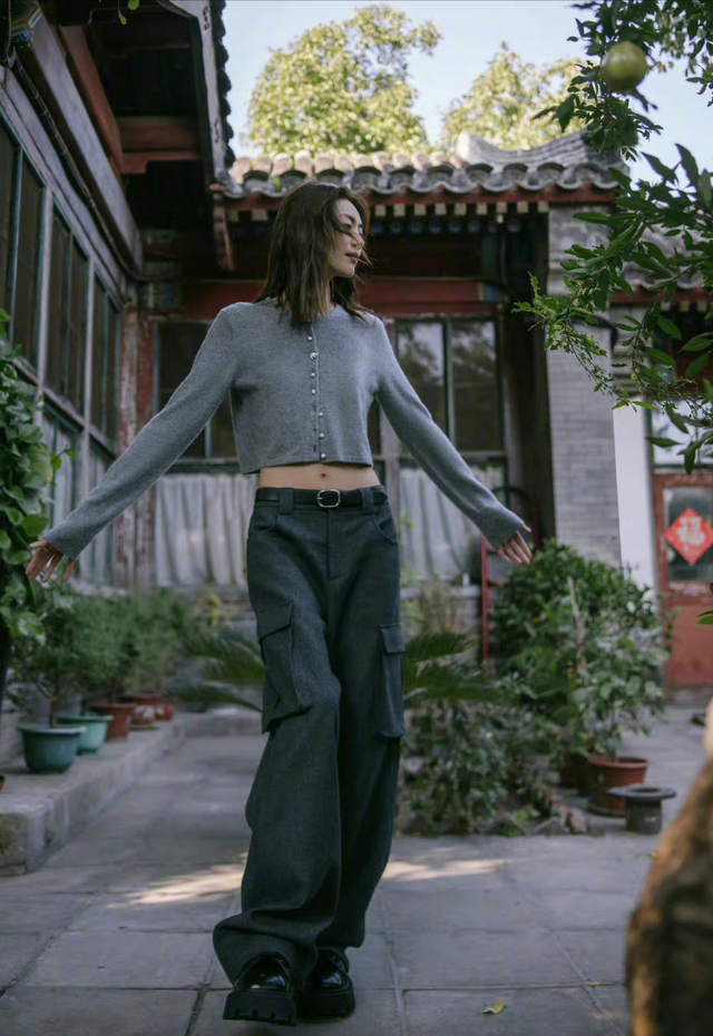 大表姐是谁，詹妮弗劳伦斯（大表姐刘雯秋日胡同随拍秀身材）