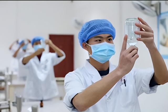 男护理专业就业前景,2021男生学护理到底好不好(过来人说出实话)