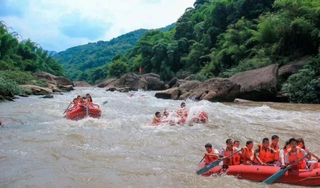 夏天去贵州哪里漂流好看一点的，赤水大同河漂流带你与浪共舞