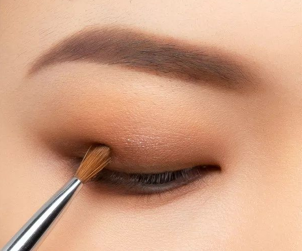 单眼皮怎么画眼影，单眼皮眼线画法（单眼皮怎么才能画出好看的眼妆）