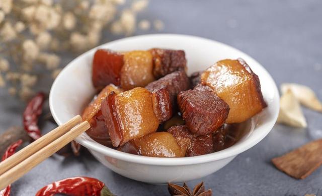 牛肉不能和什么一起吃，牛肉不能和什么一起吃 食物相克表（专家：不想病情恶化）