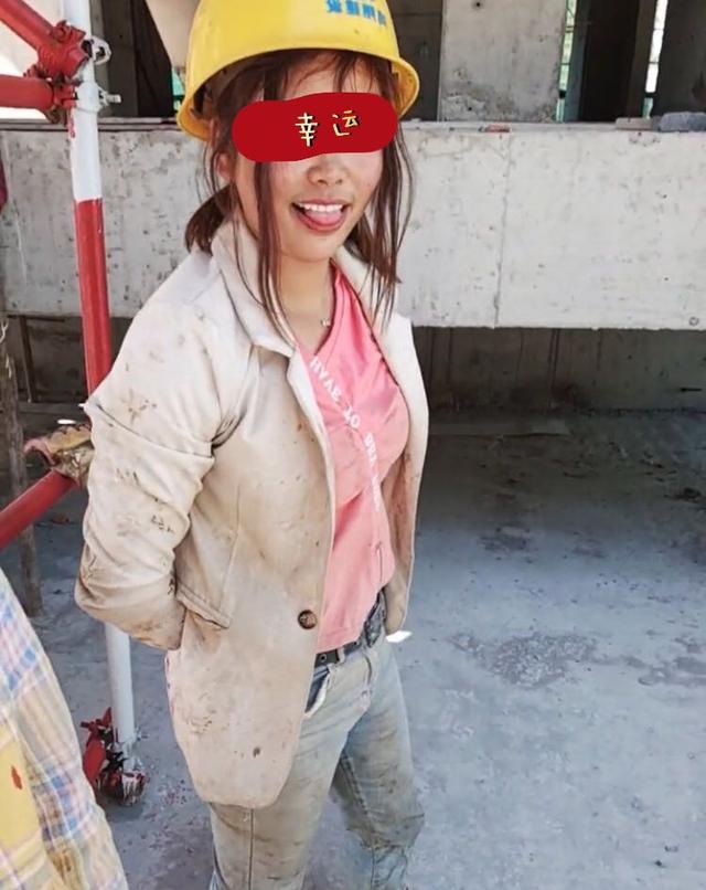 女生说搬砖是什么意思，搬砖是什么意思（一工地上搬砖的女孩引发网友们赞美）