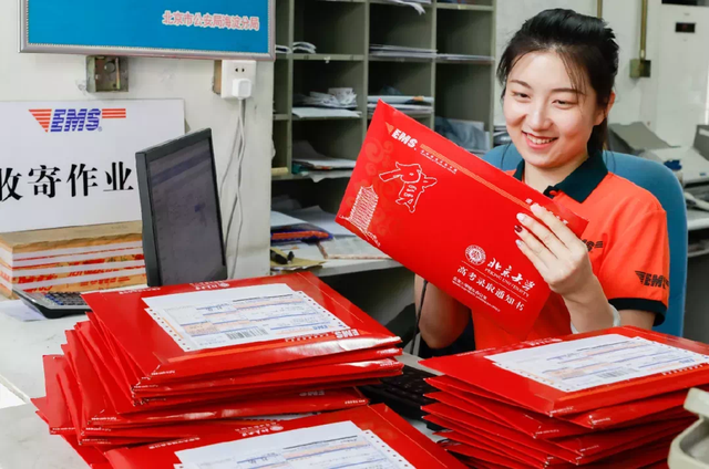 中国邮政物流查询，如何查询中国邮政物流编号（这些心意满满的录取通知书）