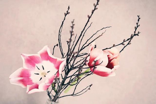 肢体接触看出他喜欢你，男生和你发生肢体接触是不是真的喜欢你（关系越界的证据：频繁互动）