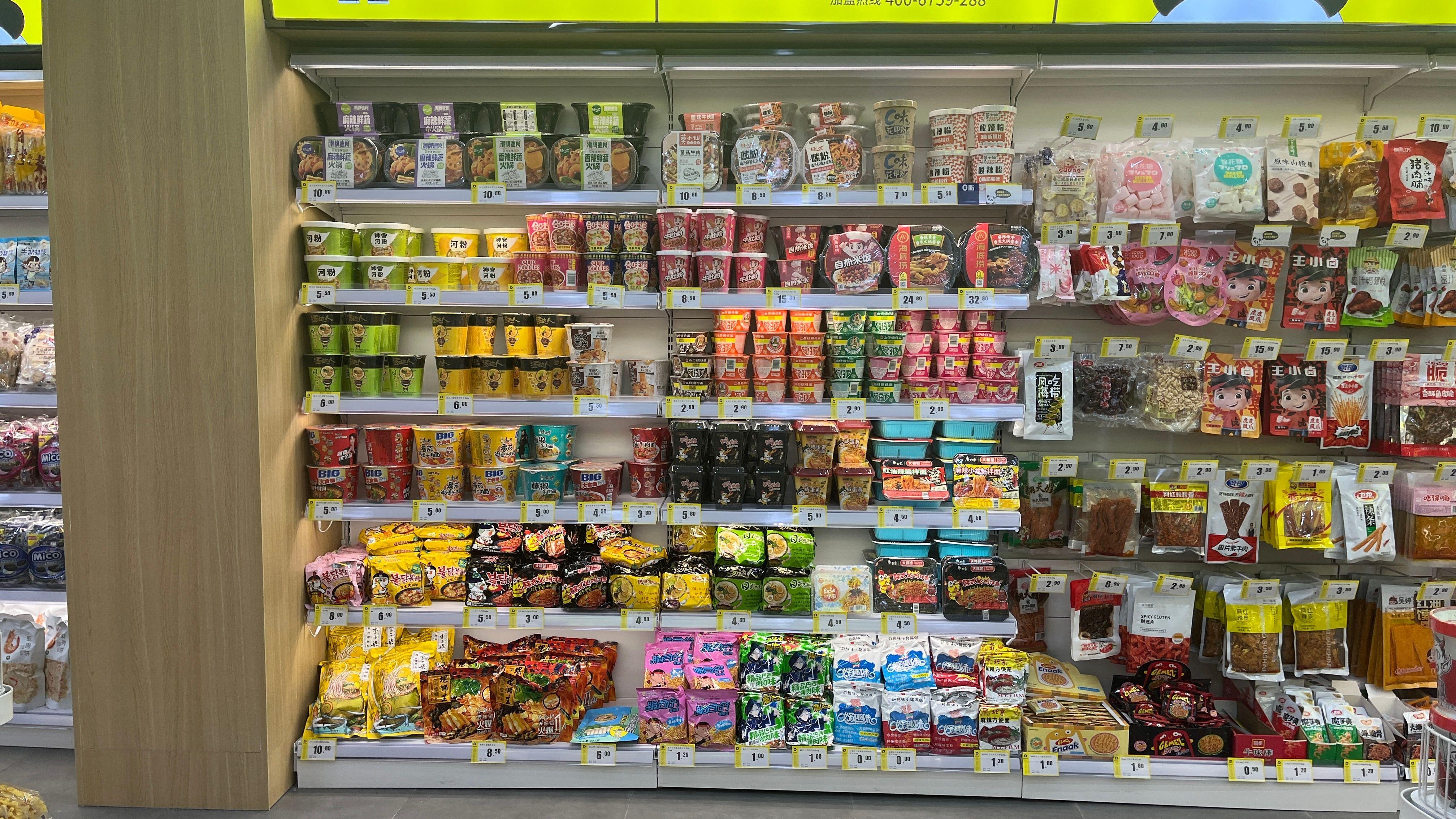 零食铺子加盟好还是自己进货好，想开个零食店加盟好还是自己做（线下零食店还是门好生意吗）