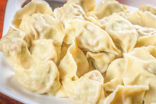 芹菜素馅饺子的做法，一斤芹菜素馅饺子的做法大全（头伏的饺子用这2种菜调馅,比韭菜鲜、比白菜嫩,鲜香不腻全家爱吃）