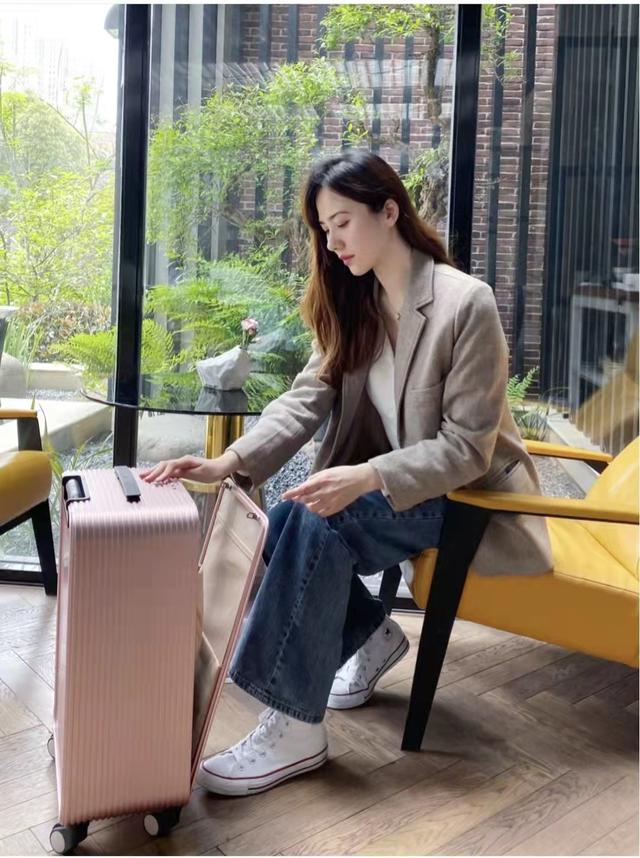 女生穿搭牛仔阔腿裤，女生穿搭牛仔阔腿裤图片（牛仔阔腿裤配什么上衣好看）