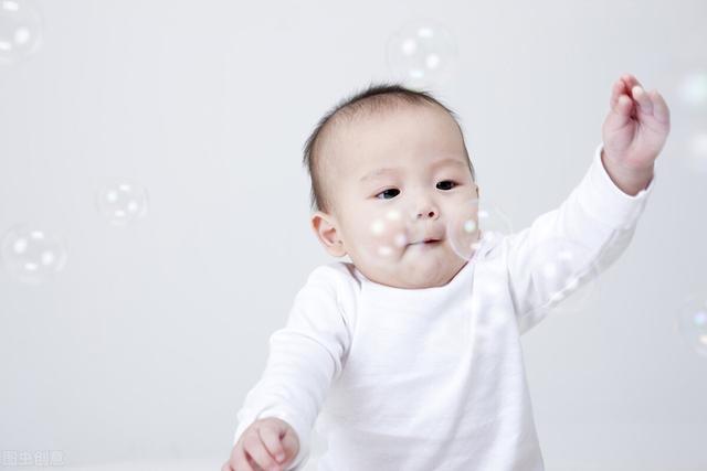 男孩子缺父爱长大有什么影响，孩子从小缺失父爱（为什么90%的爸爸都缺席家长会）