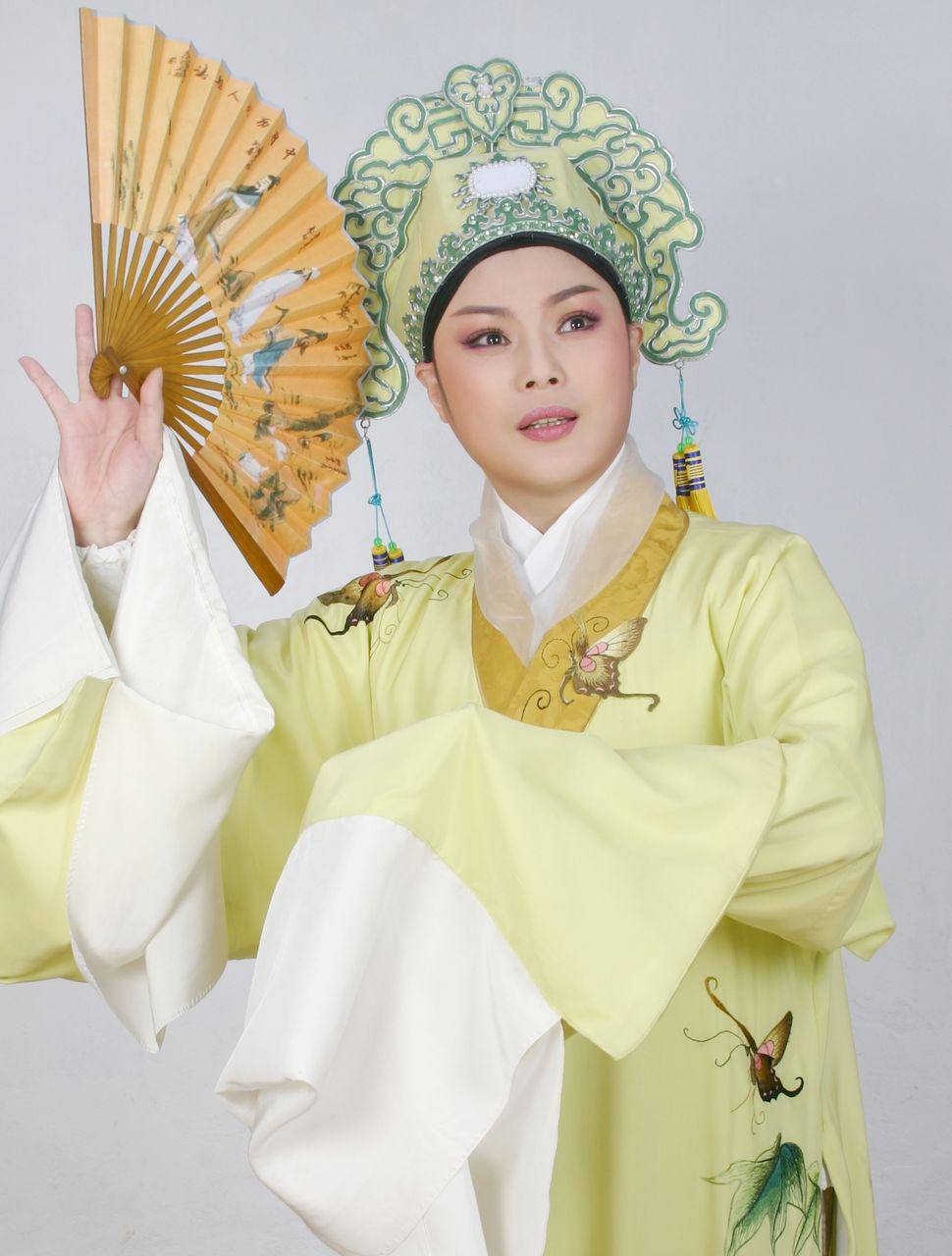 (萧雅饰演的"梁山伯")萧雅是著名的越剧尹派小生,主演了《何文秀》