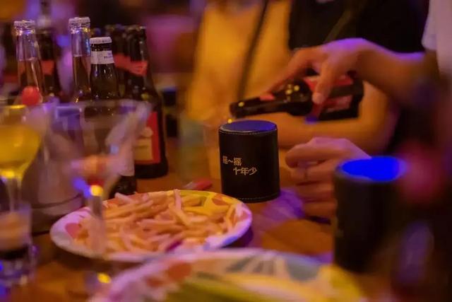 朋友圈喝酒的句子，朋友圈喝酒的句子经典句子（喝酒微醺的唯美句子）