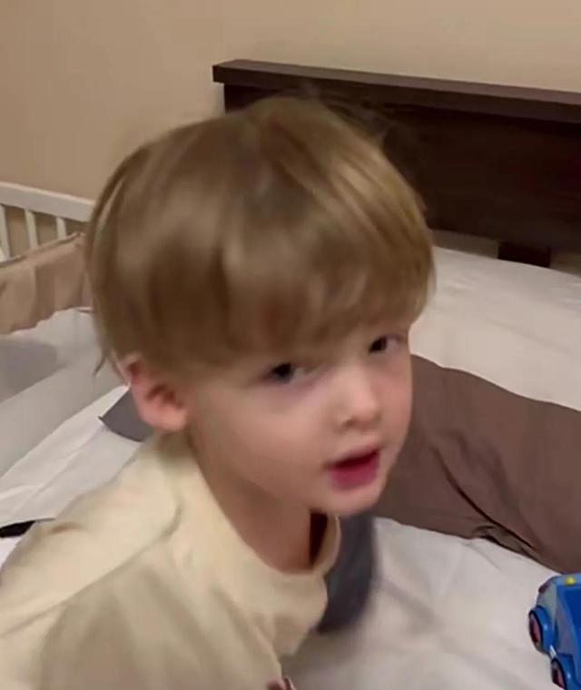 欧美小男孩头像，欧美男头萌娃微信（鲨鱼齿小男孩头像）