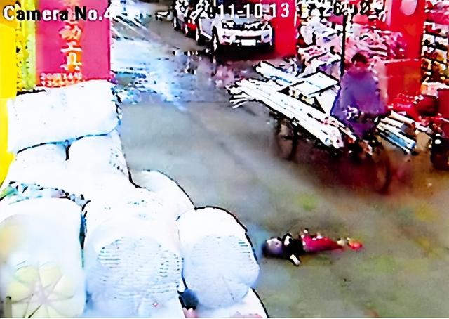 两岁小悦悦事件过程，那个被车撞倒、18人路过无视的两岁女童小悦悦