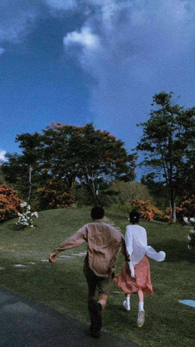 好看干净的背景图   夏天，好看干净的背景图书本天蓝色（夏日凉爽壁纸，更爱浅绿）