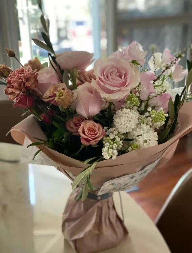 郭晶晶霍启刚婚纱照，郭晶晶婚纱照图片大全（跟郭晶晶穿情侣装逛花海超浪漫）