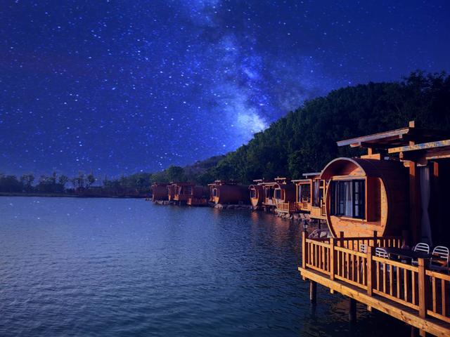 情侣最好不要住民宿，为什么情侣不要住民宿（睡进跑男同款湖景酒桶木屋）