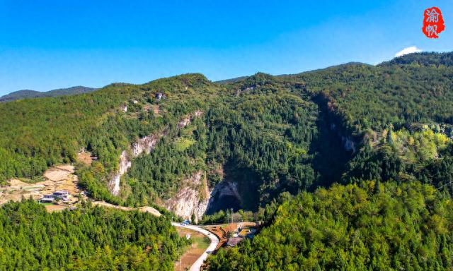 重庆大山发现一天坑，坑底竟住着5户人家，过着尘世外的田园生活