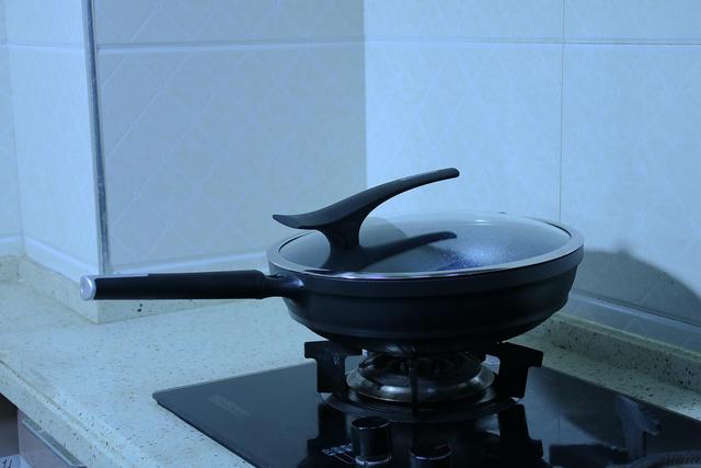 什么品牌的炒锅最好用，什么品牌的炒锅最好用又省电（不惧怕各种暴力测试的锅才是好锅）