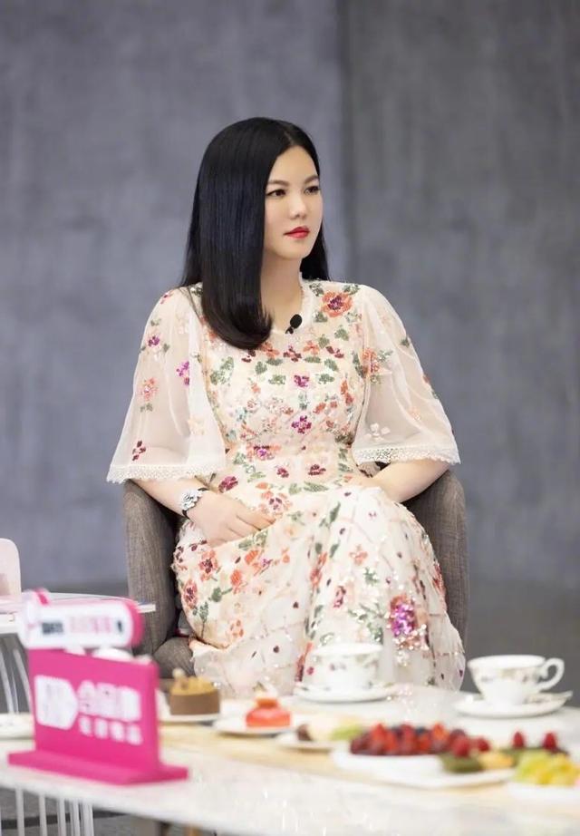 李湘服装搭配，李湘身材微胖却挺懂搭配