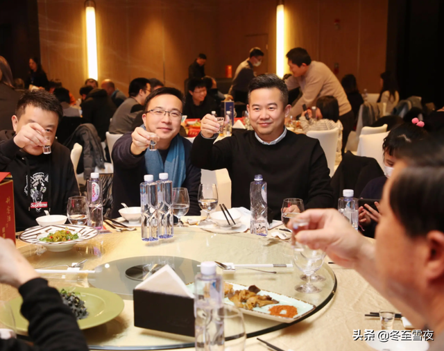 冰白酒喝了会怎么样，白酒冰着喝会怎样（但这3个“坏处”要了解）