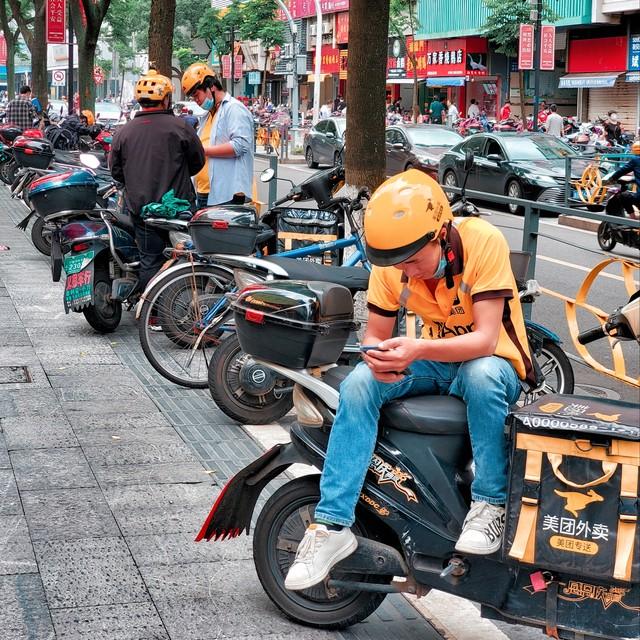 如果再這樣卷下去,現在考公務員能叫上岸,沒準啊,在未來當上外賣騎手