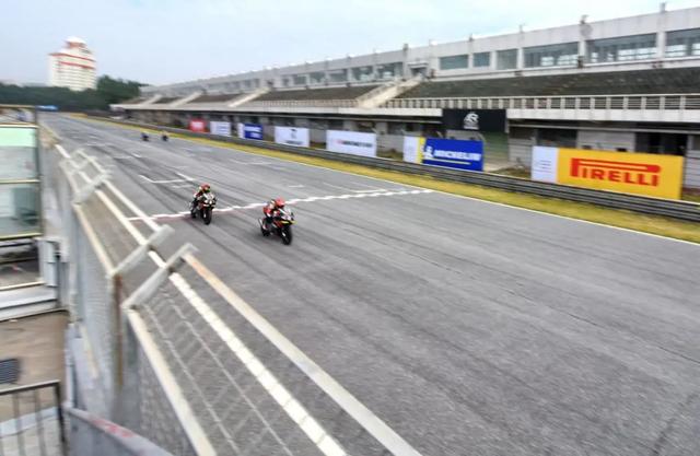 如何成为一名职业赛车手，怎么成为职业赛车手（原来普通人也可以成为专业车手）