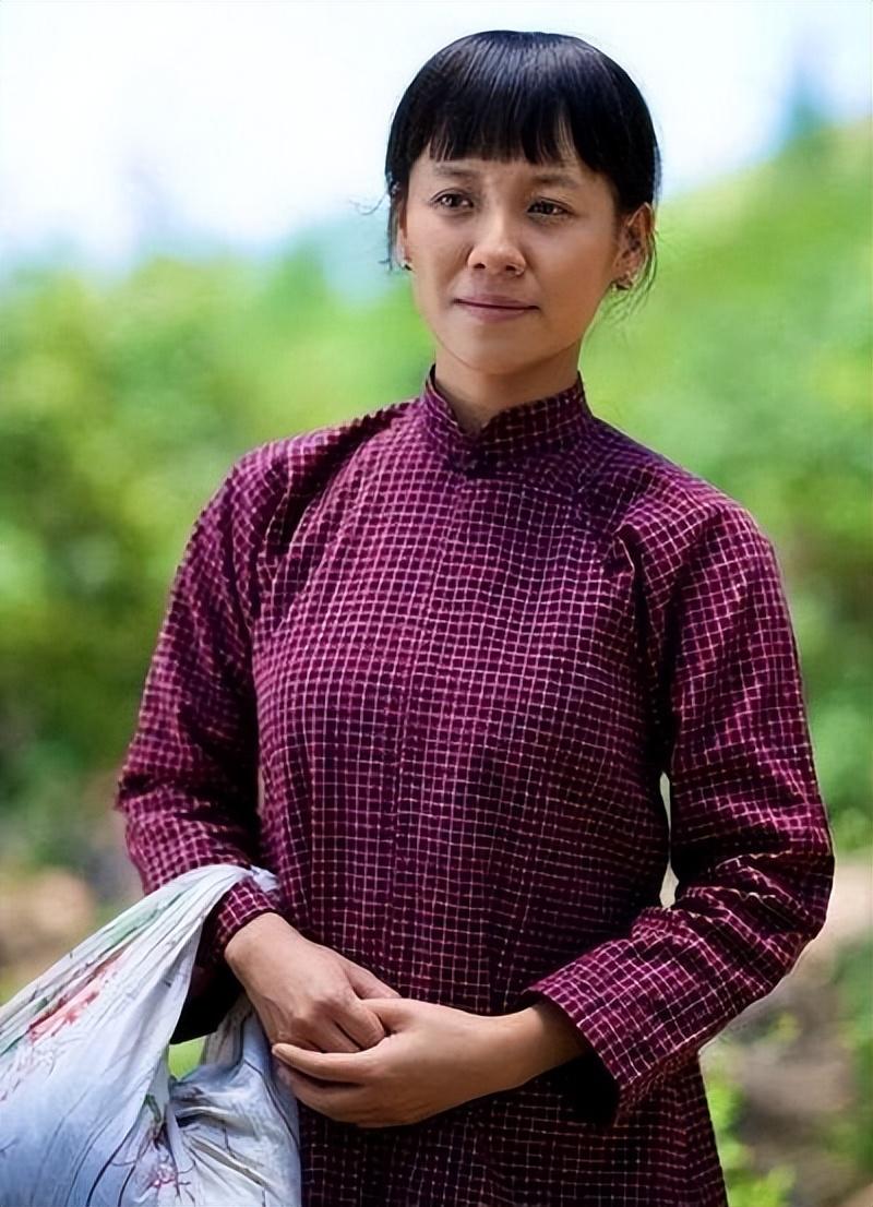 土气的造型,满口的方言一个农村"傻大姐"的形象颇有喜感.