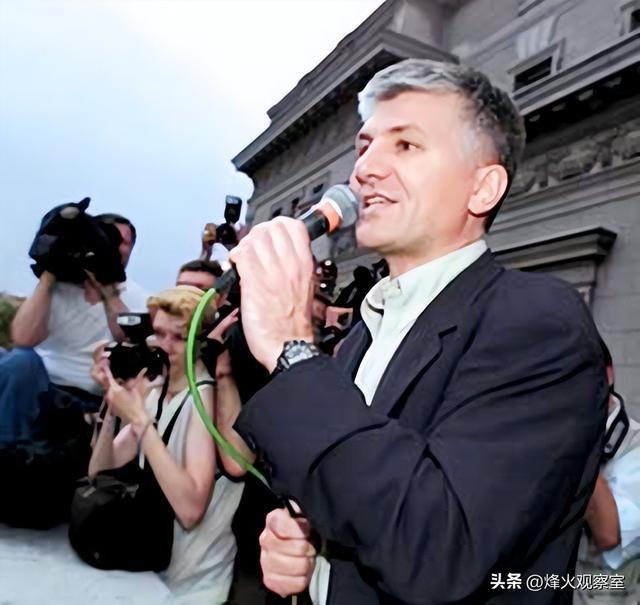 米洛舍维奇为什么被人出卖，此人为了十亿美元投靠美国出卖米洛舍维奇