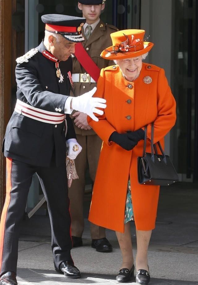 橘色最佳颜色搭配，橘色搭配蓝色（英国女王真是“老来俏”）