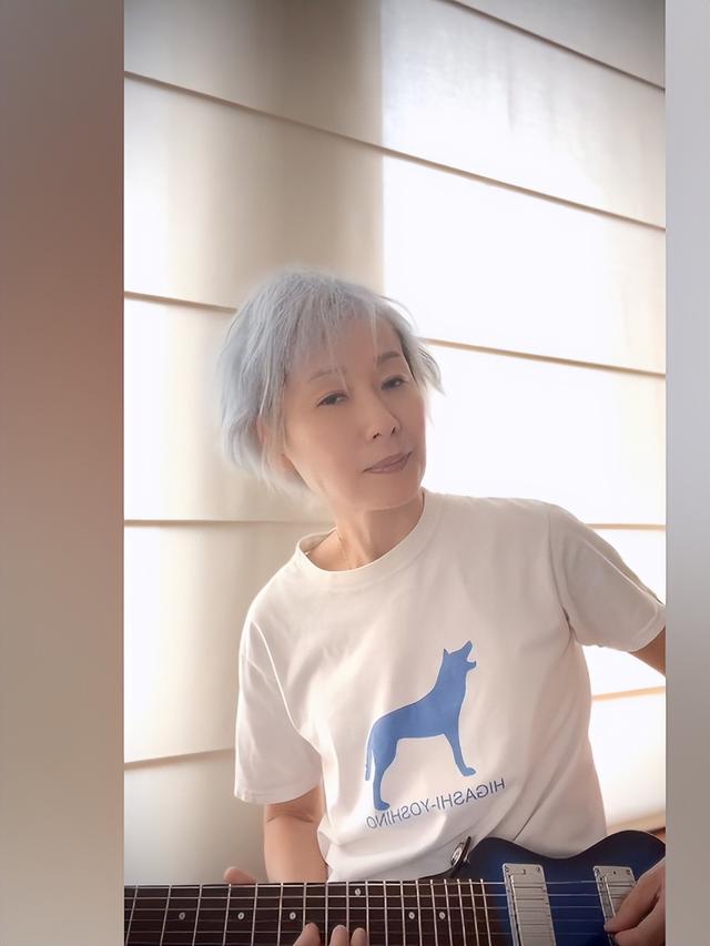 59岁“许仙”近况曝光，瘦骨嶙峋头发花白，弹吉他动作僵硬惹人疼