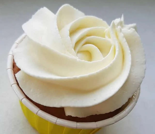 安佳和蓝风车哪个淡奶油容易打发，安佳淡奶油好吃还是蓝风车好吃（教你几种打发淡奶油不易化的秘诀）