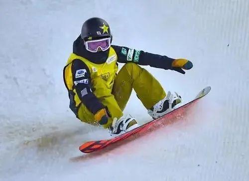 滑雪单板和双板哪个难，滑雪装备一套下来多少钱（单板滑雪好学还是双板滑雪好学）