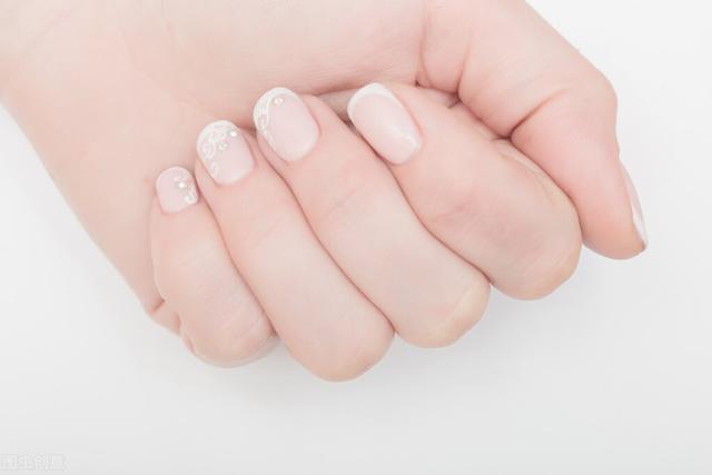 指甲盖里有一小块白色，手指甲有白色的小块怎么回事（或许与这几个原因有关）