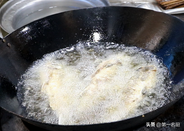 酱焖鲫鱼怎么做，伏天吃啥水果祛湿（别忘吃“河中第一鲜”）