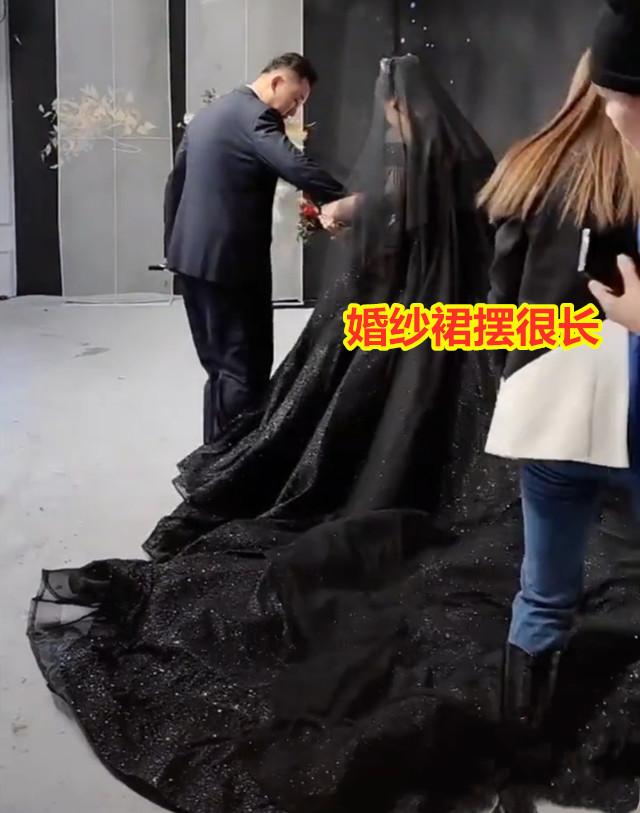 黑色婚纱代表什么意思，黑色婚纱代表什么（新娘“黑色婚纱”出席婚礼）