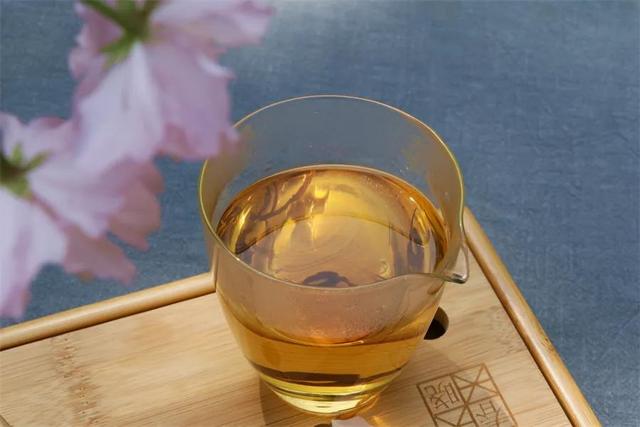 来姨妈能喝红茶吗，来姨妈能喝热的红茶吗（解决你80%的疑惑）