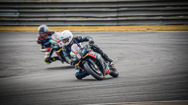 如何成为一名职业赛车手，怎么成为职业赛车手（原来普通人也可以成为专业车手）