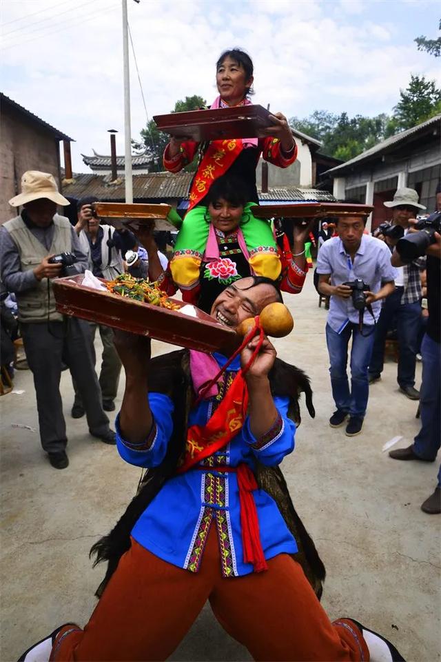 南涧彝族“跳菜”，南涧彝族跳菜广场舞（南涧跳菜——从飨宴文化到舞台艺术的蜕变）