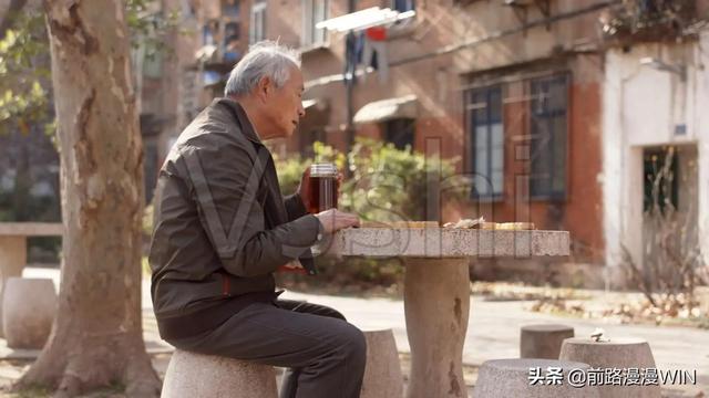 老年人怎么玩年轻保姆，90多岁老人找保姆（独居老人与住家保姆那些事）