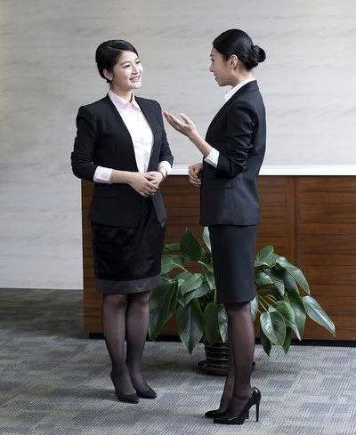 酒店里s型的椅子干嘛用的，情侣酒店那个s沙发怎么用（酒店服务礼仪培训——行为举止、站、走、坐、蹲姿）