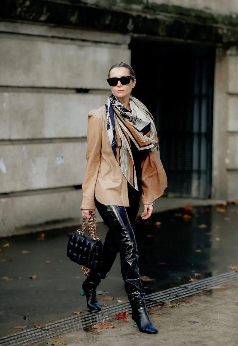 如何搭配丝巾颜色好看一点,丝巾颜色搭配小技巧