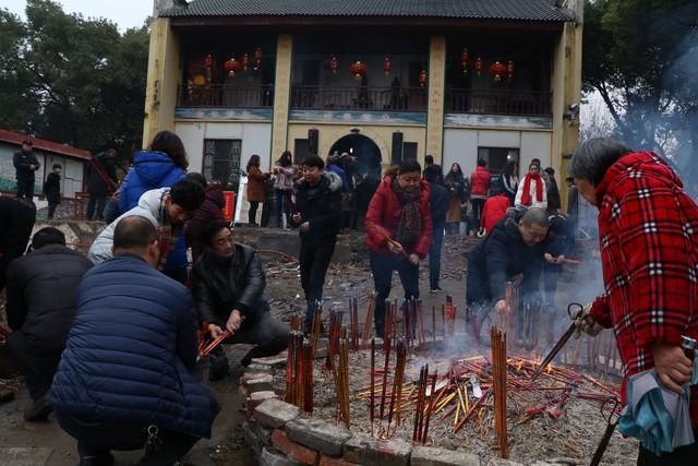 今天的财神方位是什么位置，今日财神方位在哪里（今年哪天接财神祭财神）