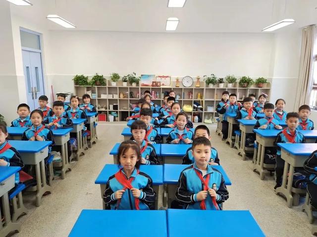 少先队员队徽的含义，少先队员的队旗和红领巾的含义是什么（这些少先队基础知识）