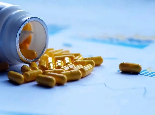 嘴巴经常长口腔溃疡什么原因，嘴巴经常溃疡是什么原因（口腔溃疡反复发作）