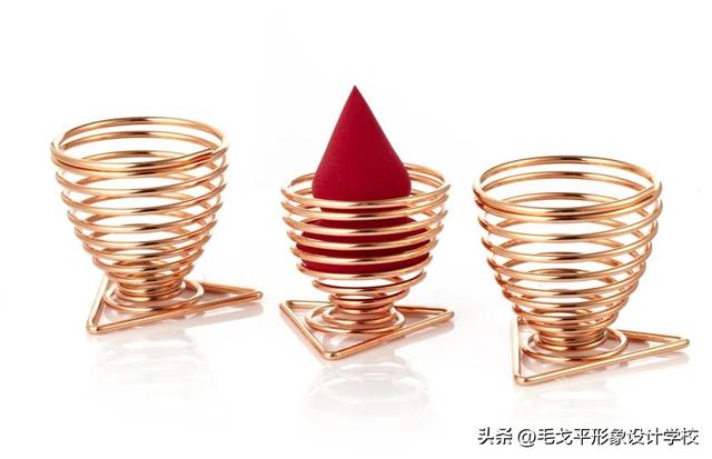 粉扑是干什么用的，海绵粉扑作用详解（不同形状美妆蛋使用指南）